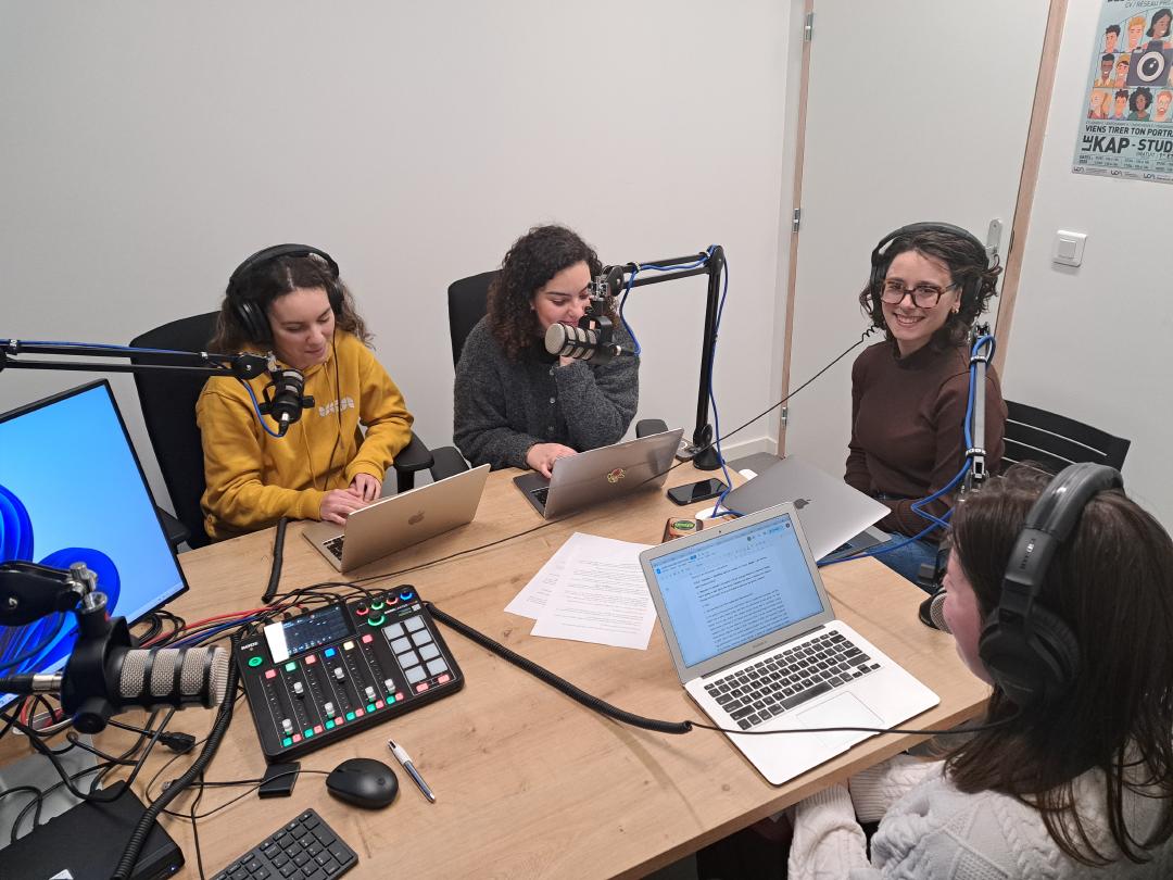 Les cratrices : Estelle Bechade, Lilou Grandadam Mace, Isabelle Merat, Camille Planchon, Fantine Visserias