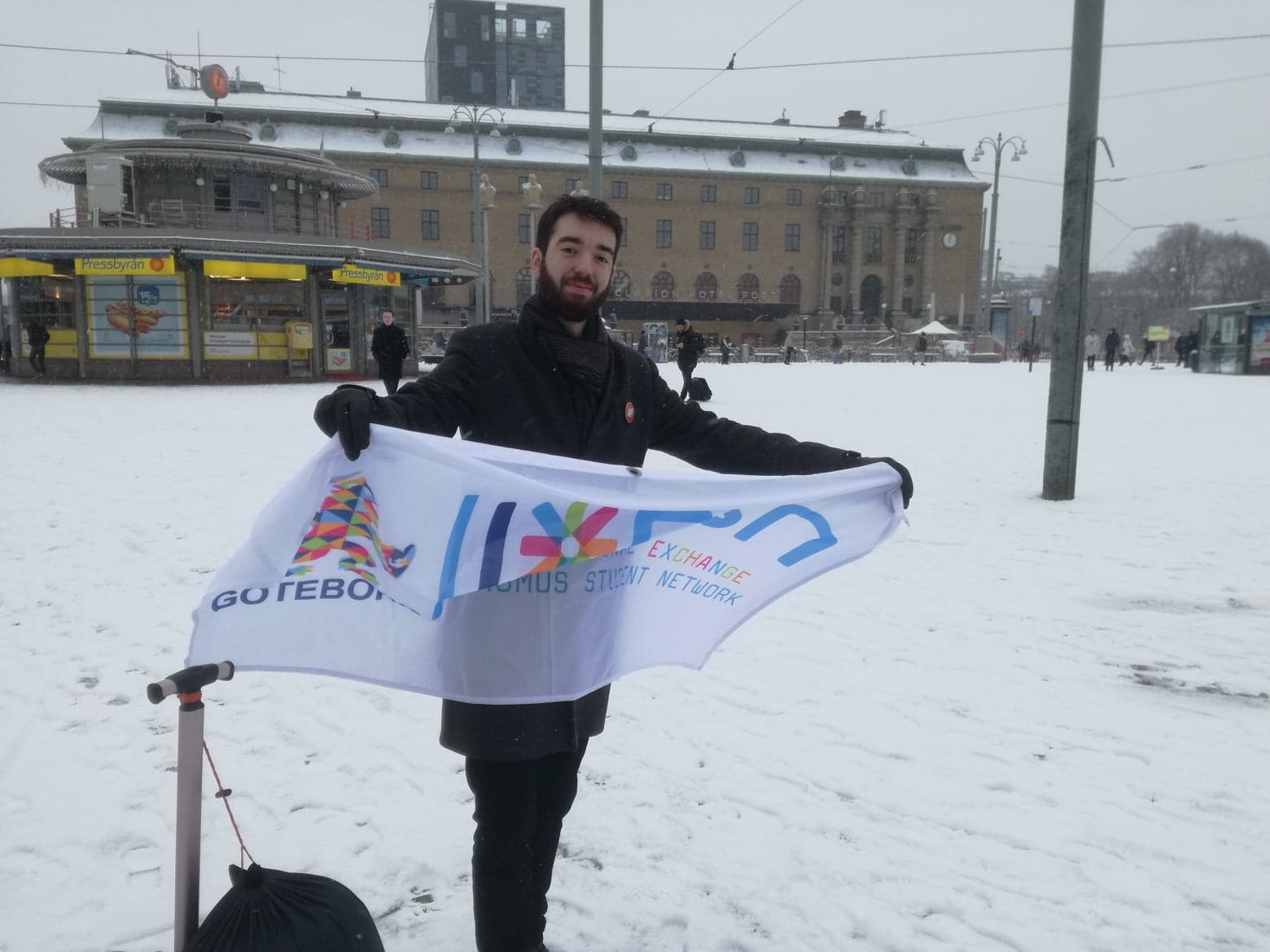 Alexis Brunet avec le drapeau du IESN Goteborg
