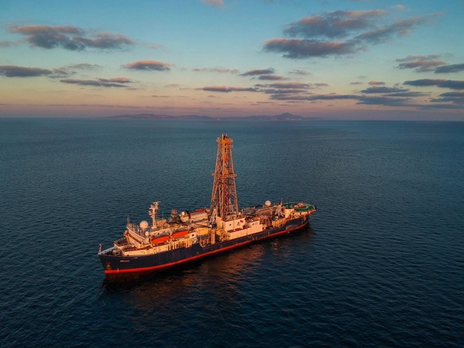 Image : Crdit Thomas Ronge, JRSO IODP. Le navire JOIDES Resolution avec le volcan Santorin en arrire-plan
